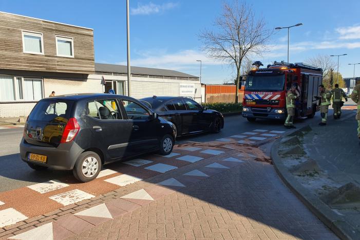 Auto botst op stilstaande auto op kruising