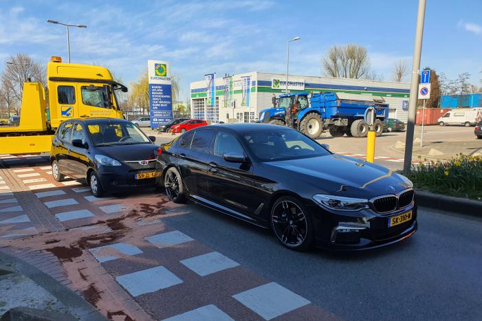 Auto botst op stilstaande auto op kruising