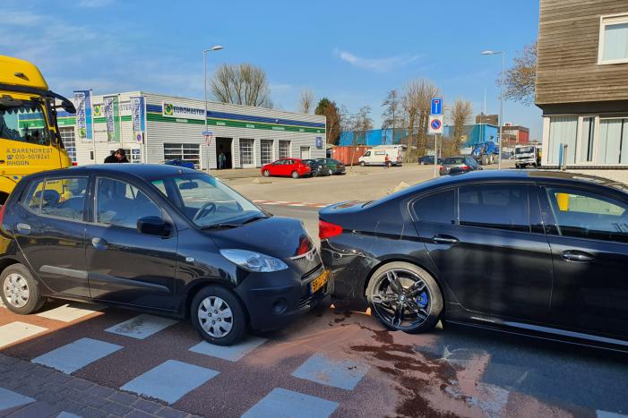 Auto botst op stilstaande auto op kruising