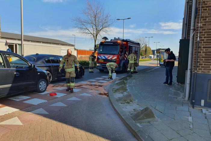 Auto botst op stilstaande auto op kruising