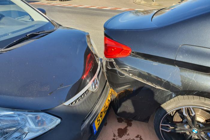 Auto botst op stilstaande auto op kruising