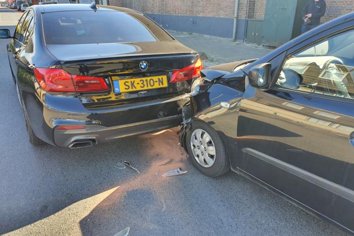 Auto botst op stilstaande auto op kruising