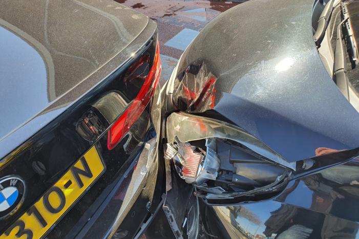 Auto botst op stilstaande auto op kruising