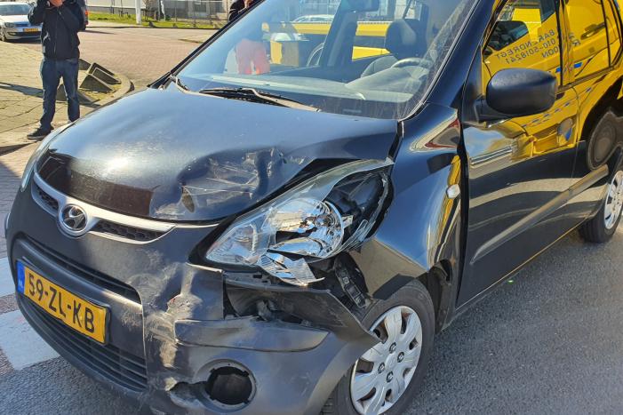 Auto botst op stilstaande auto op kruising