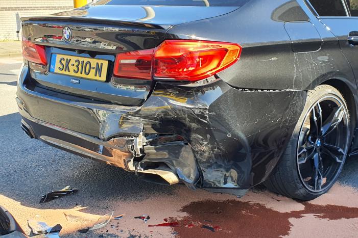 Auto botst op stilstaande auto op kruising