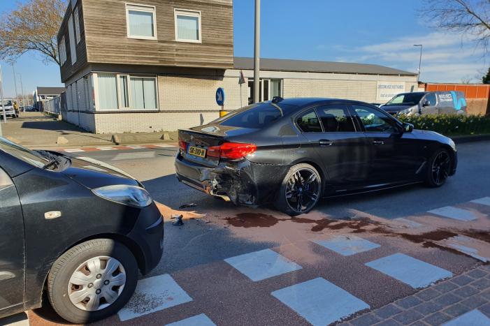 Auto botst op stilstaande auto op kruising