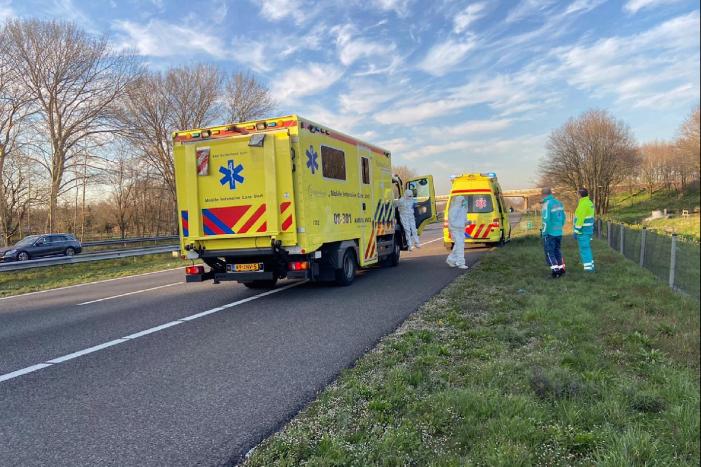 MICU-ambulancemedewerkers helpen zorgmedewerkers met patiënt