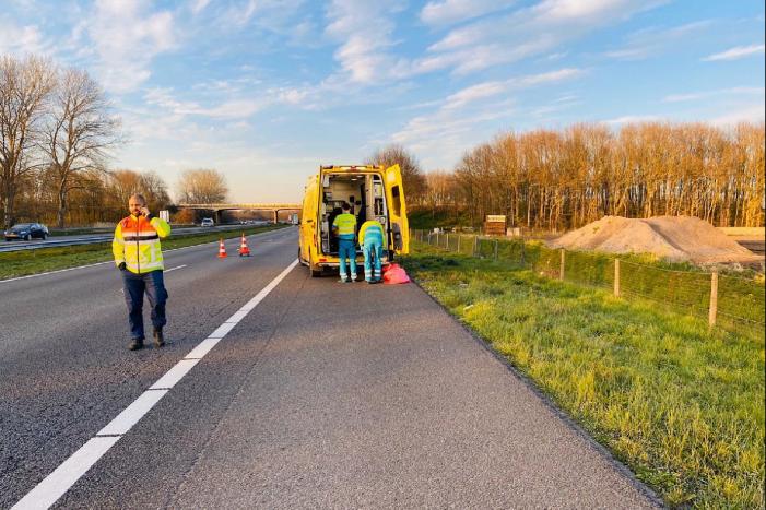 MICU-ambulancemedewerkers helpen zorgmedewerkers met patiënt