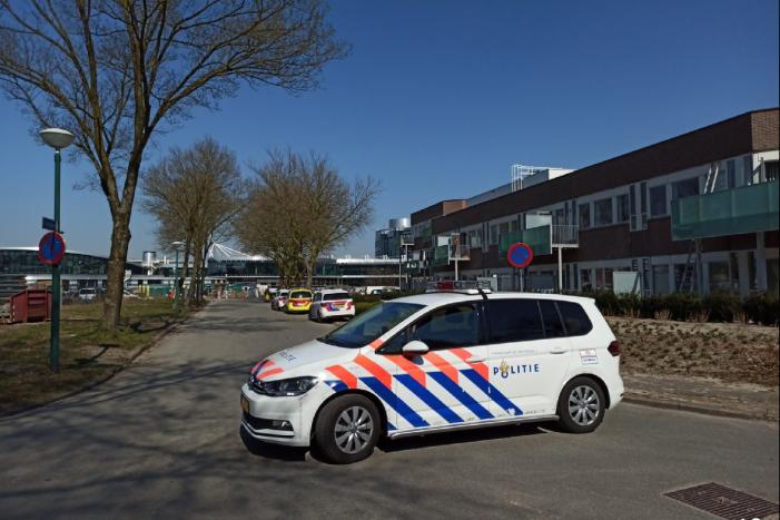 Foto-update: #Leusden Hulpdiensten groots ingezet voor steekincident Larikslaan Leusden.: