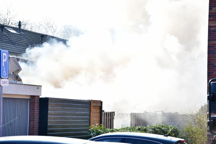 Schuur achter woning volledig in brand