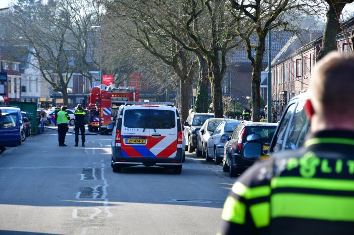 Schuur achter woning volledig in brand