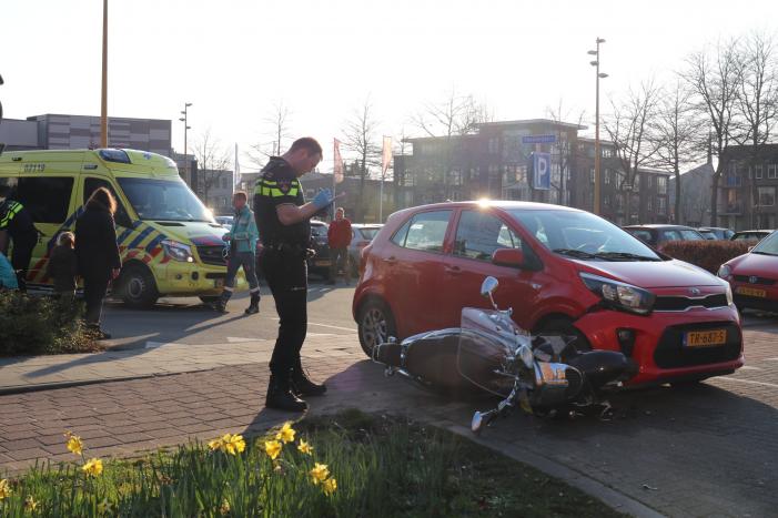 Scooterrijdster rijdt in flank overstekende auto