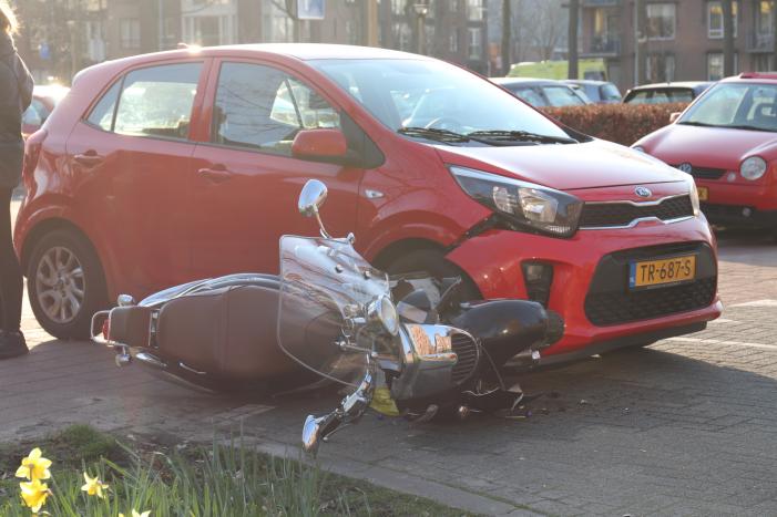 Scooterrijdster rijdt in flank overstekende auto