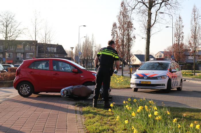 Scooterrijdster rijdt in flank overstekende auto