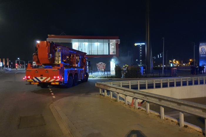 Bak met inhoud vliegt in brand bij KFC