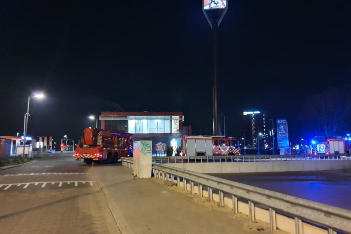 Bak met inhoud vliegt in brand bij KFC