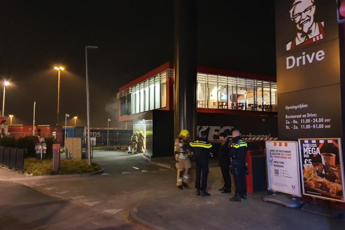 Bak met inhoud vliegt in brand bij KFC