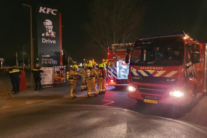 Bak met inhoud vliegt in brand bij KFC