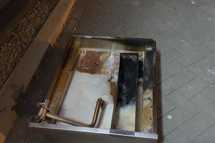 Bak met inhoud vliegt in brand bij KFC