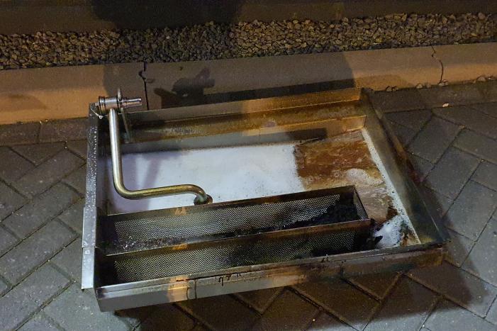 Bak met inhoud vliegt in brand bij KFC