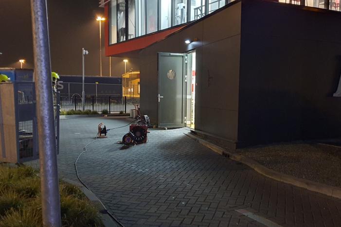Bak met inhoud vliegt in brand bij KFC