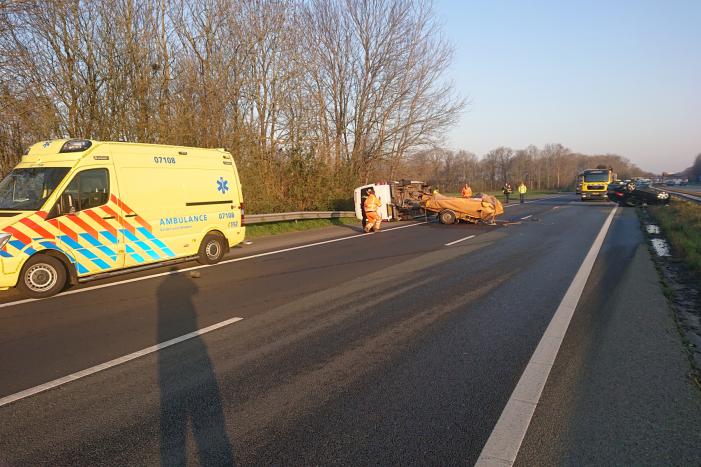 Snelweg dicht, auto en bestubus op zijn kant