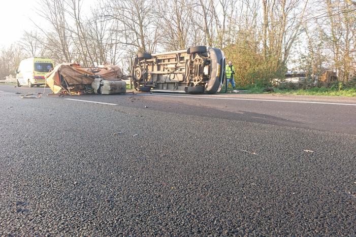 Snelweg dicht, auto en bestubus op zijn kant