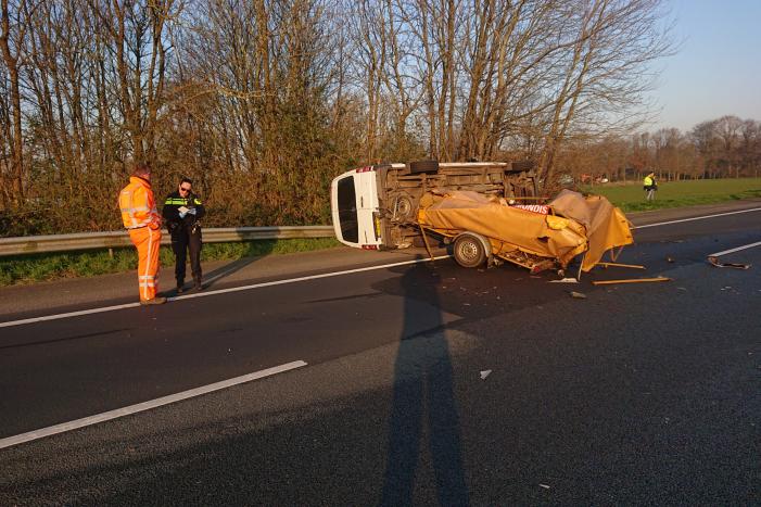 Snelweg dicht, auto en bestubus op zijn kant