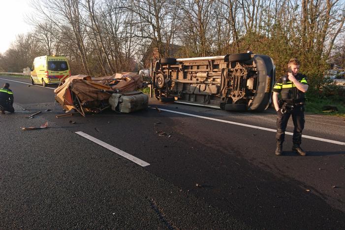 Snelweg dicht, auto en bestubus op zijn kant