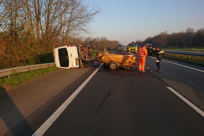 Snelweg dicht, auto en bestubus op zijn kant