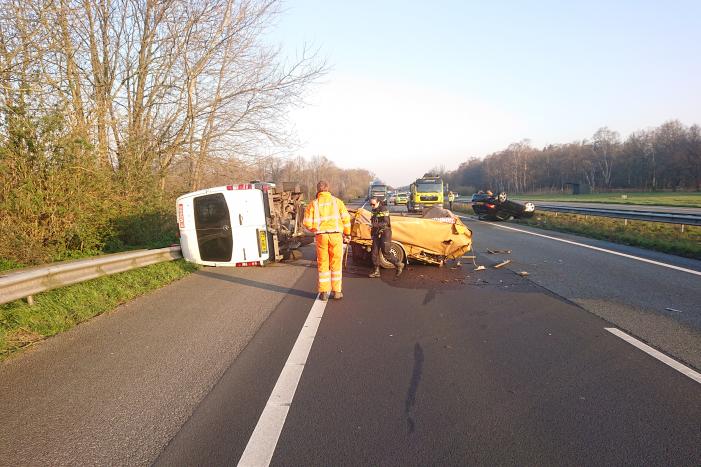 Snelweg dicht, auto en bestubus op zijn kant