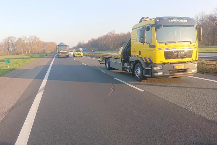 Snelweg dicht, auto en bestubus op zijn kant