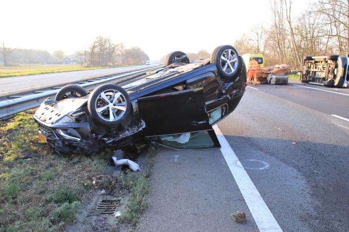 Snelweg dicht, auto en bestubus op zijn kant