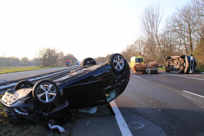 Snelweg dicht, auto en bestubus op zijn kant