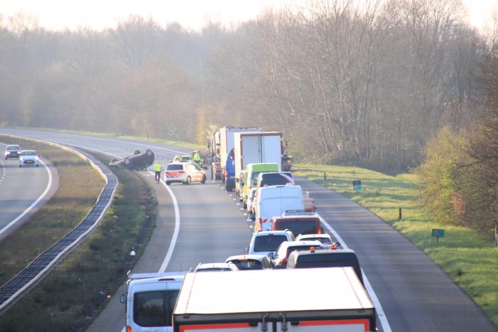 Snelweg dicht, auto en bestubus op zijn kant