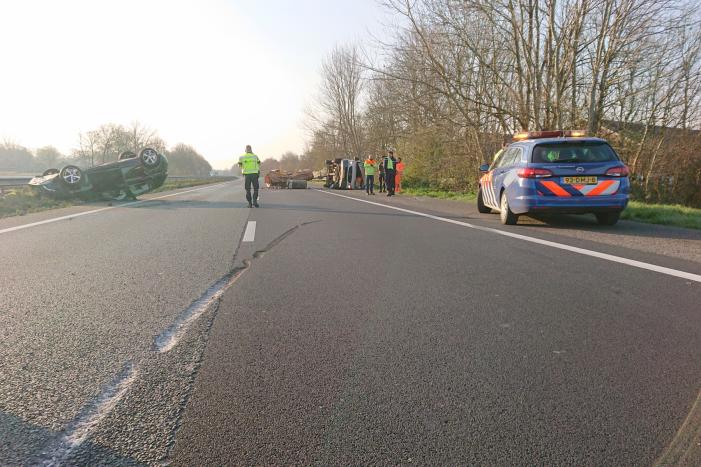 Snelweg dicht, auto en bestubus op zijn kant