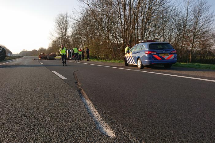 Snelweg dicht, auto en bestubus op zijn kant