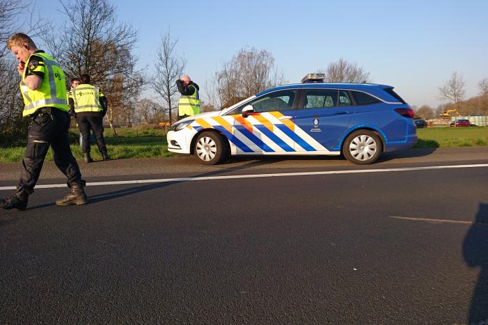 Snelweg dicht, auto en bestubus op zijn kant