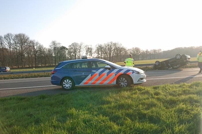 Snelweg dicht, auto en bestubus op zijn kant