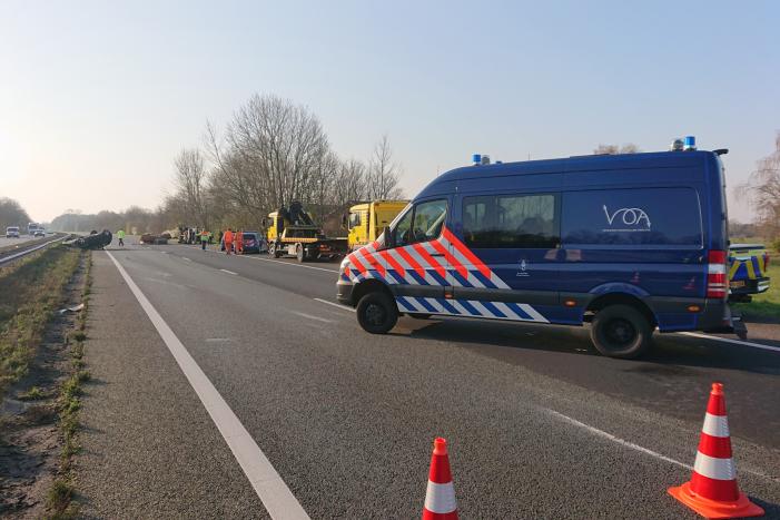 Snelweg dicht, auto en bestubus op zijn kant