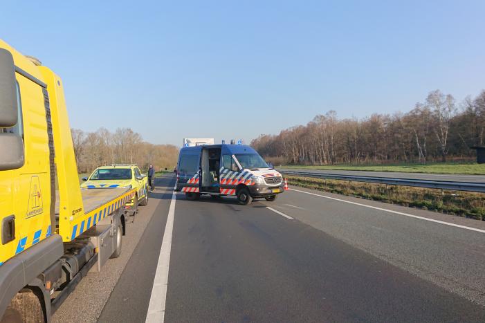 Snelweg dicht, auto en bestubus op zijn kant