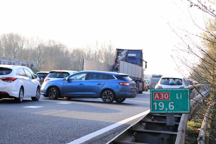 Snelweg dicht, auto en bestubus op zijn kant