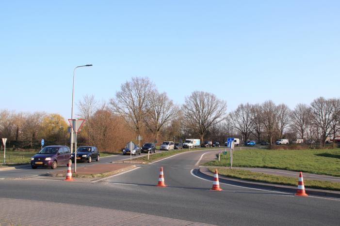 Snelweg dicht, auto en bestubus op zijn kant