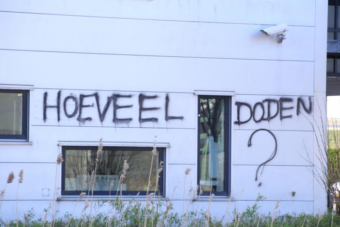 Kantoorpand farmaceut Roche beklad met leuzen