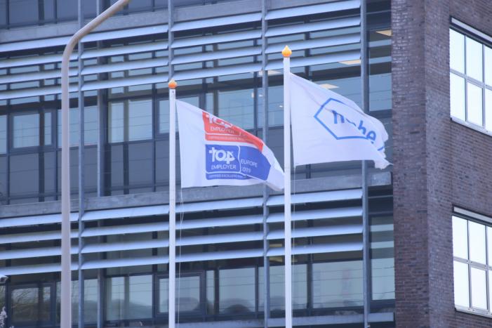 Kantoorpand farmaceut Roche beklad met leuzen