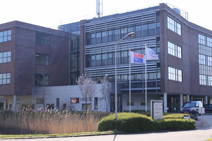 Kantoorpand farmaceut Roche beklad met leuzen