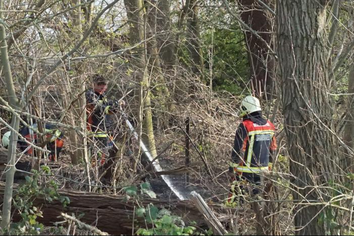 Bosschage langs rivier de Lek in brand