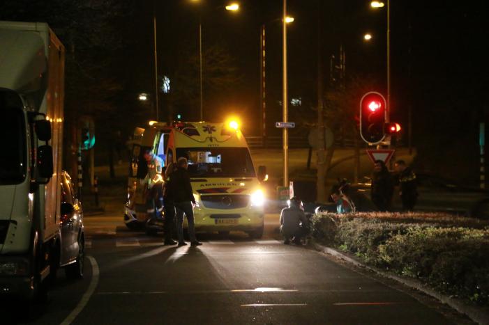 Bezorgbrommer komt ten val, bestuurder raakt gewond