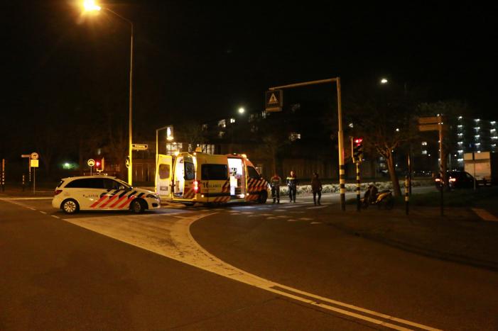 Bezorgbrommer komt ten val, bestuurder raakt gewond