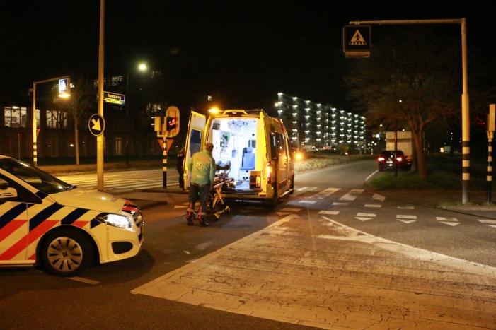 Bezorgbrommer komt ten val, bestuurder raakt gewond